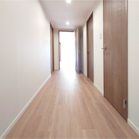 レイディアント横濱ユーロヒルズの洋室|廊下もひろびろです。