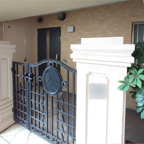 レイディアント横濱ユーロヒルズの玄関|広めのアルコーブが重厚感を助長します