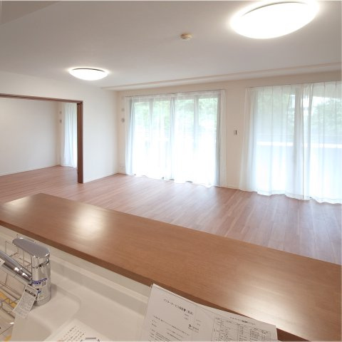 レイディアント横濱ユーロヒルズの居間・リビング|キッチンに立った時の目線です。