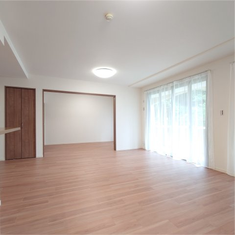 レイディアント横濱ユーロヒルズの居間・リビング|間仕切り引き戸を開けると26帖のスペースになります