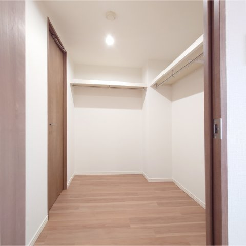 レイディアント横濱ユーロヒルズの収納|２WAYのウォークインクローゼットです。主寝室側からも出入りが出来ます。