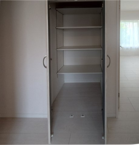 横浜市青葉区美しが丘西二丁目戸建の収納|玄関を上がってすぐの収納