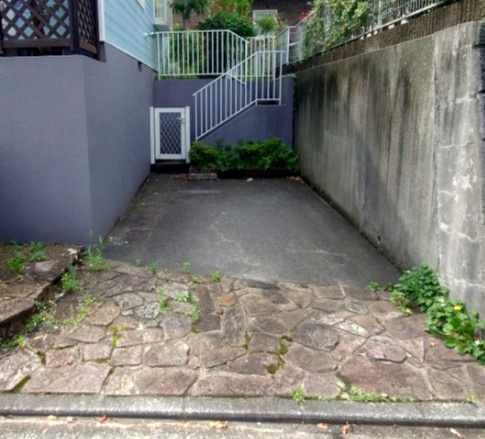 横浜市青葉区美しが丘西二丁目戸建の駐車場|2.8ｍ×5.4ｍの広さがあります。大型乗用車でも乗り降り楽々です