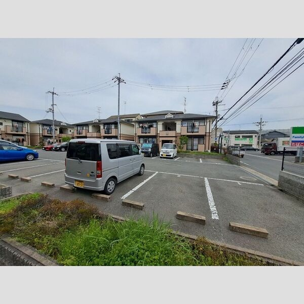 サンビレッジ・ラポール E棟の駐車場