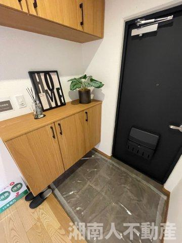 ファミリーにおすすめ！　パークタウン茅ヶ崎５号棟の玄関|収納もある玄関です