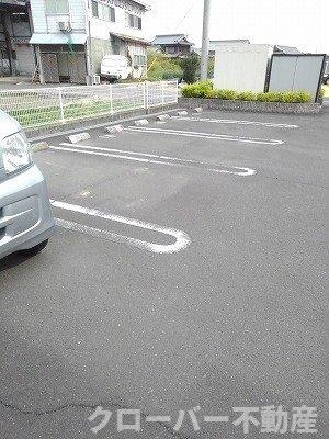 メゾン・ポポラーレＢの駐車場