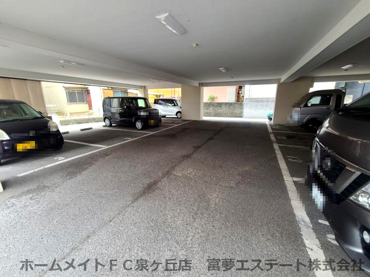 ヒカリハイツドイ1号館の駐車場