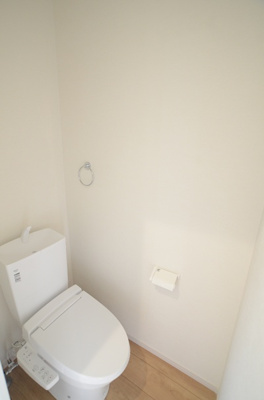 【トイレ】 | 海老名市杉久保南３丁目 新築戸建て 全3棟【仲介手数料無料】 | 1階