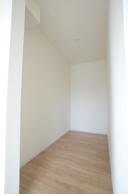 【洋室】 | 海老名市杉久保南３丁目 新築戸建て 全3棟【仲介手数料無料】 | 2階　洋室1（9.7帖）WIC