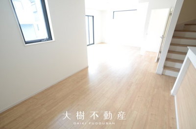【居間・リビング】 | 海老名市杉久保南３丁目 新築戸建て 全3棟【仲介手数料無料】 | 海老名市を中心に地域密着で営業♪不動産のことなら「大樹不動産」へ