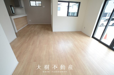 【居間・リビング】 | 海老名市杉久保南３丁目 新築戸建て 全3棟【仲介手数料無料】 | □■当社なら諸費用を最大限削減できます■□