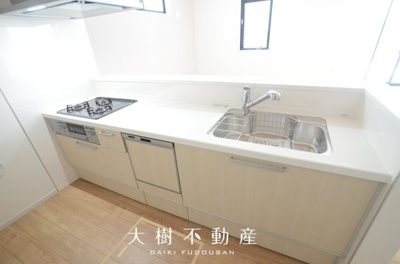 【キッチン】 | 海老名市杉久保南３丁目 新築戸建て 全3棟【仲介手数料無料】 | 宅地建物取引士による不動産のご説明・現地のご案内、住宅金融普及協会住宅ローンアドバイザーが住宅ローンのアドバイスから融資実行までのお手伝いをしっかりサポートします♪