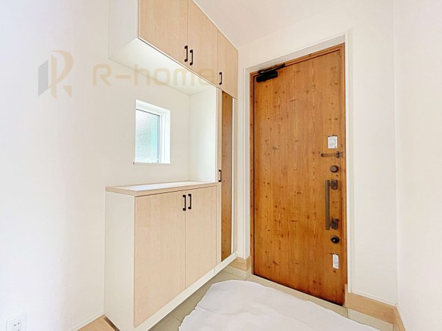 守谷市けやき台2丁目24-1期　新築戸建て　1号棟の玄関|気持ちよくご家族やゲストを送迎できる穏やかな雰囲気の玄関♪大きな下駄箱で玄関廻りスッキリ♪