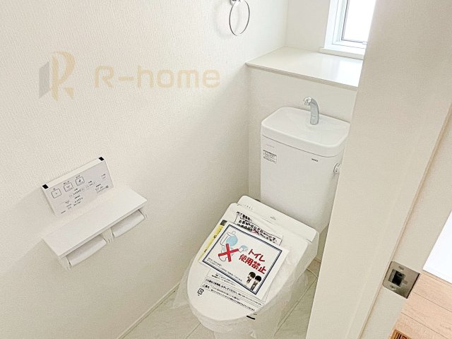 守谷市けやき台2丁目24-1期　新築戸建て　1号棟のトイレ|温水洗浄便座付きのトイレ。
トイレが２ヵ所設置で朝の忙しい時間でも安心です。