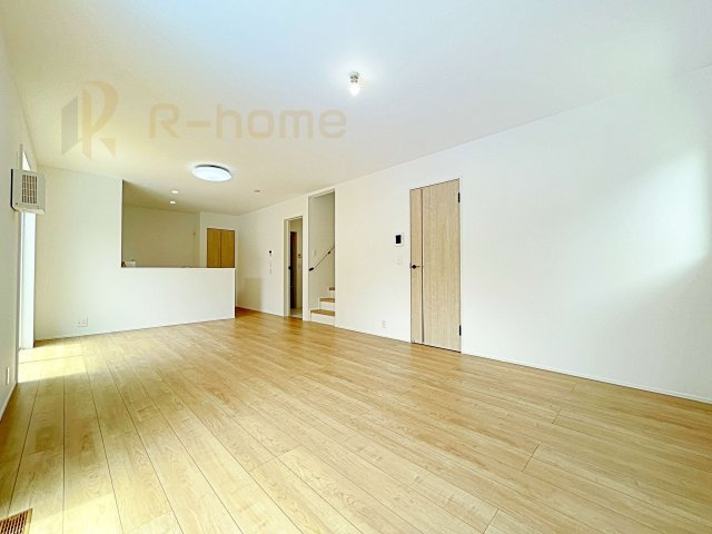 守谷市けやき台2丁目24-1期　新築戸建て　1号棟の居間・リビング|広々としたLDK♪自然と家族が集まるリビング階段プラン♪