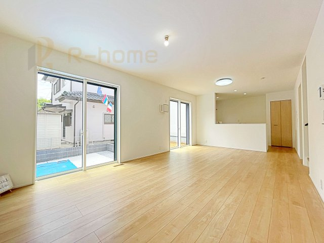 守谷市けやき台2丁目24-1期　新築戸建て　1号棟の居間・リビング|広くて明るいＬＤＫ♪ ゆったりくつろげるリビングスペースで、ご家族皆様の笑顔が溢れます。