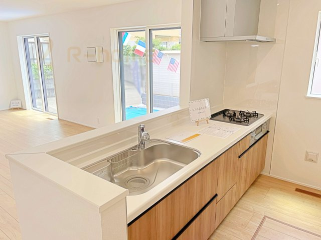 守谷市けやき台2丁目24-1期　新築戸建て　1号棟のキッチン|料理をしながら家族とコミュニケーションが取れる対面式システムキッチン。