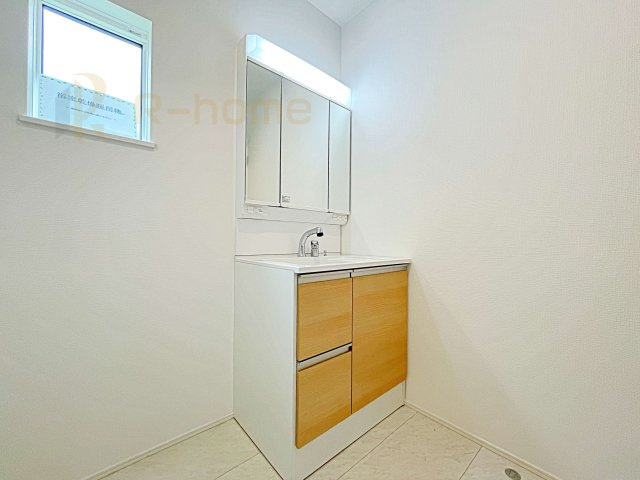 守谷市けやき台2丁目24-1期　新築戸建て　1号棟の洗面所|三面鏡の使いやすい洗面台です。忙しい朝も家族みんなで身支度可能なスペース。