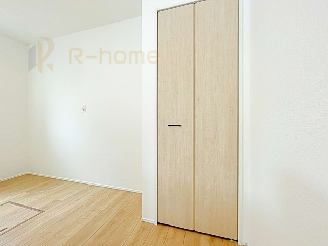 守谷市けやき台2丁目24-1期　新築戸建て　1号棟の収納|キッチンパントリーとしても活用できる収納！リビングに物を出さず、綺麗を保てそうですね♪