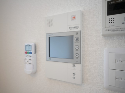 【セキュリティ】 | セレニテ十三ミラク | モニター付きインターホンです