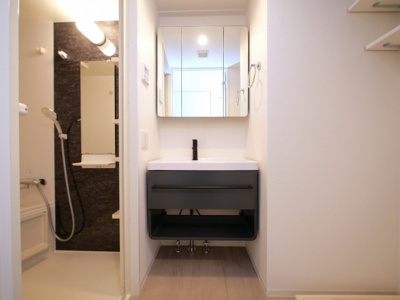 【洗面所】 | セレニテ十三ミラク | ゆったりとスペースのある洗面所