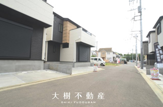 【前面道路含む現地写真】