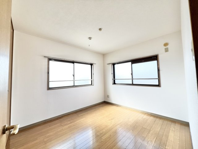 ガーデンハイムの寝室|広くて明るい寝室