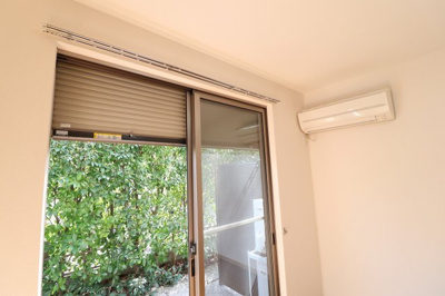 【セキュリティ】 | サン・ヴィレッジ国立 | 防犯シャッター　※参考写真102号室