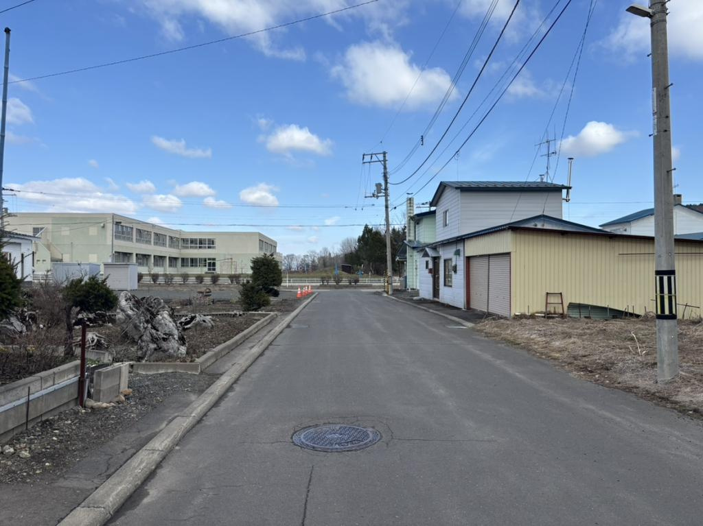 北見市東相内町６０１番地１６　中古売家の前面道路含む現地写真
