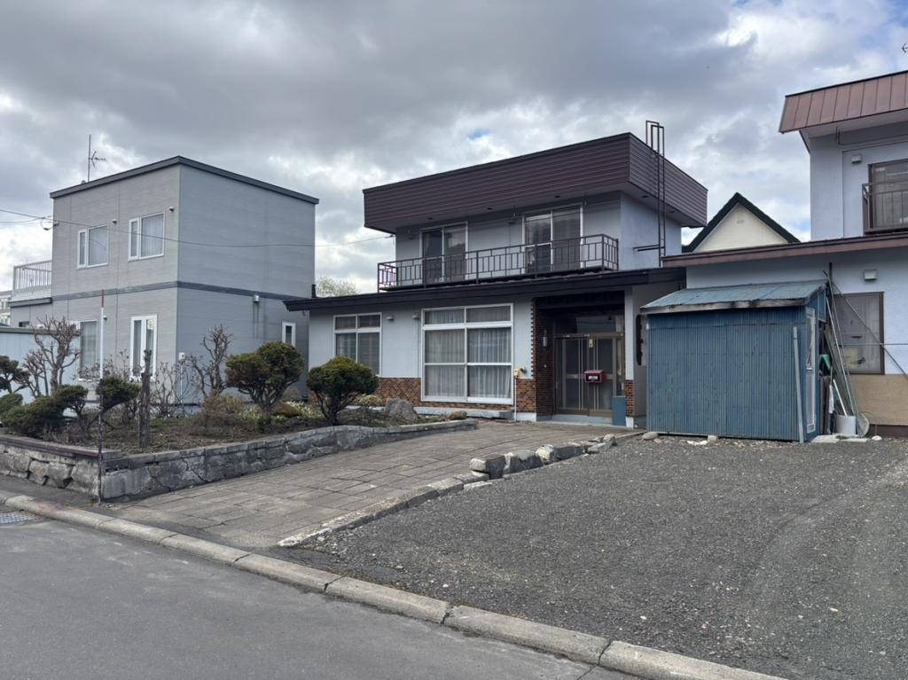 北見市東相内町６０１番地１６　中古売家の前面道路含む現地写真