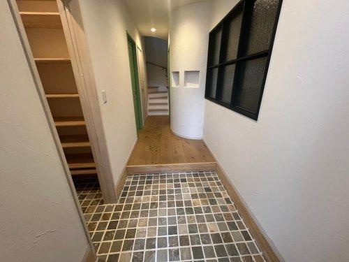 安芸郡海田町南幸町１の玄関|防音仕様の音楽ルーム完備！素敵な造作家具付き☆
ＷＩＣ完備☆並列駐車２台可◎