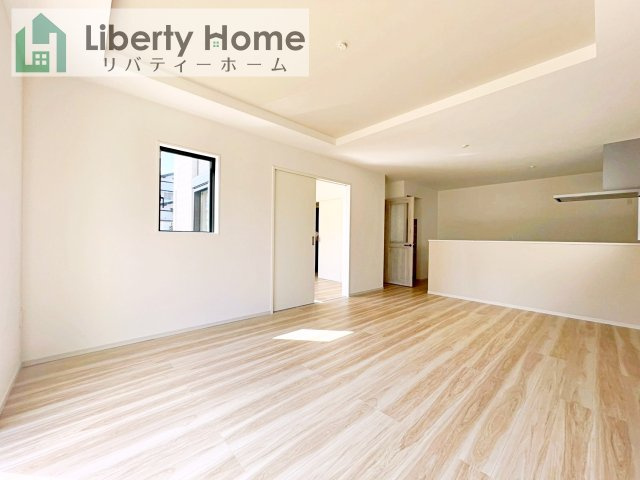 水戸市平須町12期　新築戸建の居間・リビング