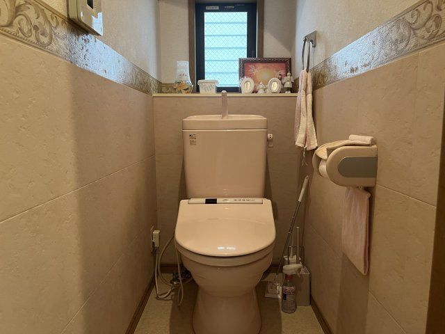 熊取町朝代西4丁目　中古戸建のトイレ|窓がついており換気がしやすく嫌な臭いがこもりません。
温水洗浄、暖房便座などの機能もございます。
