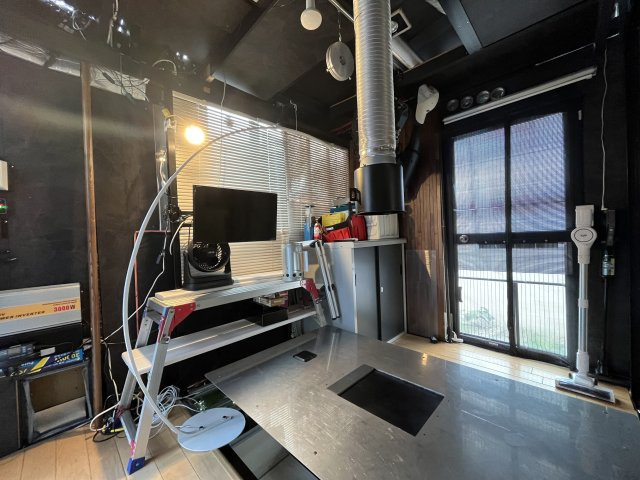 熊取町朝代西4丁目　中古戸建の洋室|1階の洋室から出入り可能なサンルーム。
焼き肉ができる設備がついております。