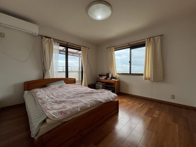 熊取町朝代西4丁目　中古戸建の洋室|【洋室8帖】
2面からたっぷりと陽光が注がれる明るい空間。
ウォークインクローゼットもございます。