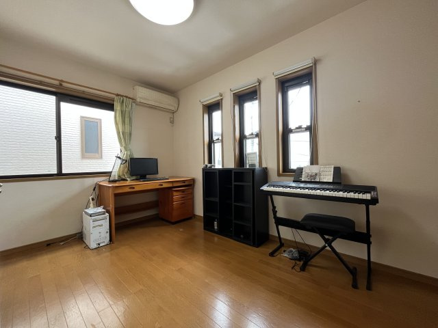 熊取町朝代西4丁目　中古戸建の洋室|【洋室6帖】
2面採光＋広々収納のあるお部屋です。
2面採光で明るいお部屋です。