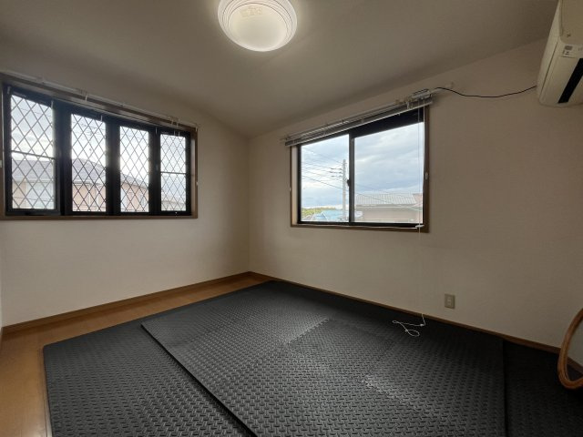 熊取町朝代西4丁目　中古戸建の洋室|【洋室6.5帖】
南側からたっぷりと陽光が注がれる明るい空間。
一部屋一部屋が収納豊富です。