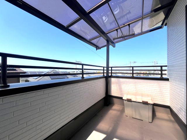 熊取町朝代西4丁目　中古戸建のバルコニー|広々ワイドバルコニー。屋根付きで雨の日も安心です。
布団などの大きいサイズもストレスなく干せますね。