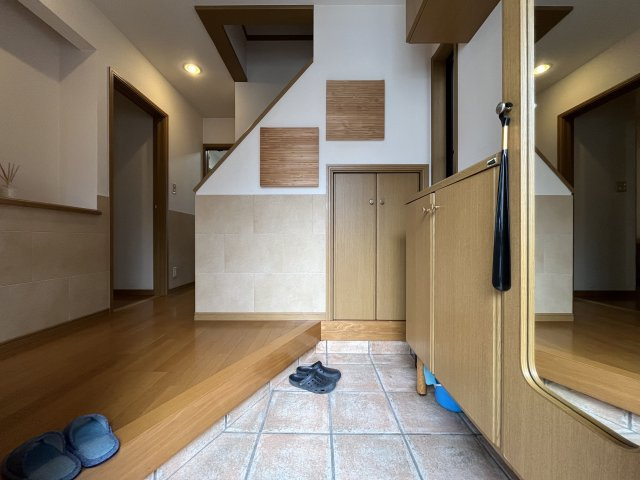 熊取町朝代西4丁目　中古戸建の玄関|ゆったりとした玄関スペース。
奥のニッチには写真やお花などオシャレに飾ることができます。