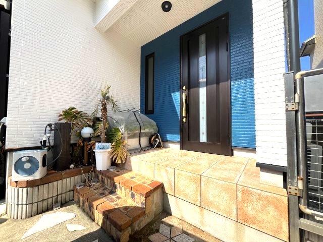 熊取町朝代西4丁目　中古戸建の玄関|玄関上部に屋根があり、雨の日でも濡れる心配はございません。