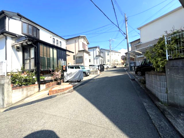 熊取町朝代西4丁目　中古戸建の前面道路含む現地写真|南西側前面道路：約4.7ｍ