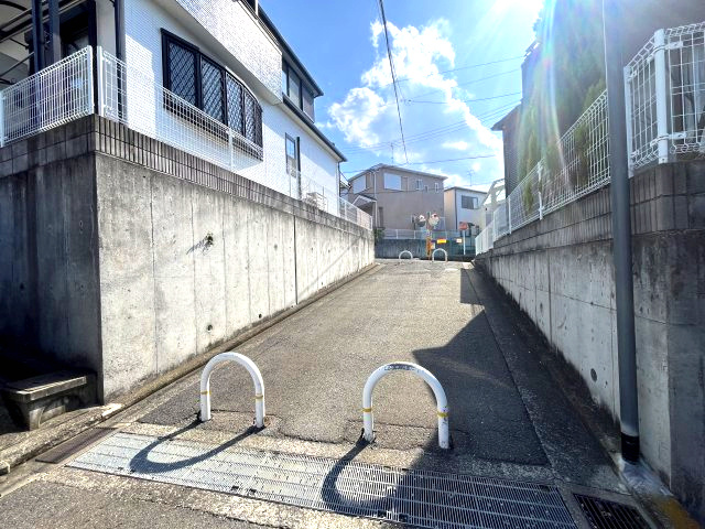 熊取町朝代西4丁目　中古戸建の前面道路含む現地写真|北西側前面道路：約4.7ｍ
※車の通行は不可。