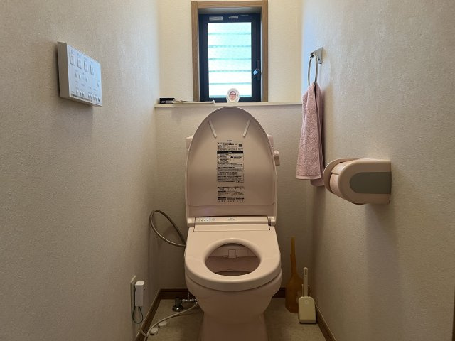 熊取町朝代西4丁目　中古戸建のトイレ|窓がついており換気がしやすく嫌な臭いがこもりません。
温水洗浄、暖房便座などの機能もございます。