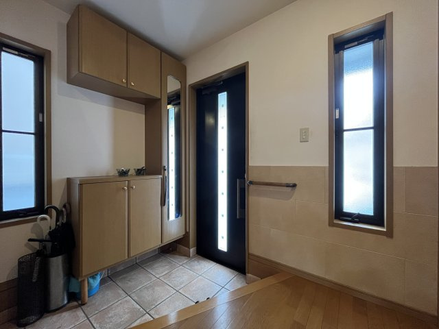 熊取町朝代西4丁目　中古戸建の玄関|ベビーカーやゴルフバッグなども置けるゆとりのある玄関スペース。
玄関収納は可動棚でサイズ調整可能。