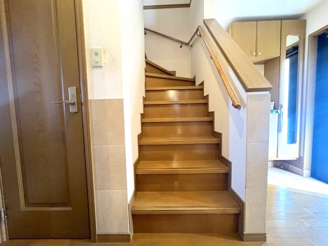 熊取町朝代西4丁目　中古戸建の内装|階段には手すりがついており昇り降りもラクラクです。