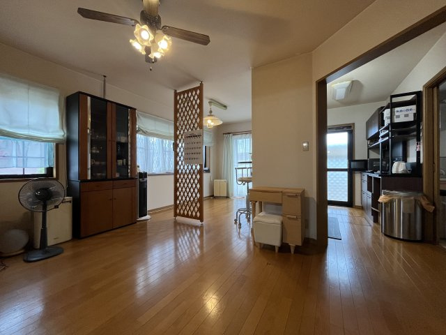 熊取町朝代西4丁目　中古戸建の居間・リビング|木目調のフローリングで開放感のあるリビング。
窓がたくさんあるため採光良好です。