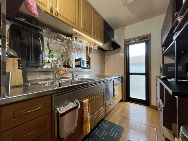 熊取町朝代西4丁目　中古戸建のキッチン|幅の広いゆったりサイズのキッチンでストレスなく料理ができます。
料理好きの方も嬉しいサイズです。