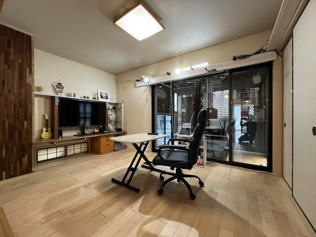 熊取町朝代西4丁目　中古戸建の洋室|【洋室約6.5帖】
サンルームに出入り可能です。
収納スペースもございます。