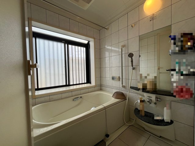 熊取町朝代西4丁目　中古戸建の浴室|浴室は一日の疲れを癒してくれる場所です。
快適に過ごして頂く為にゆったりサイズのバスタブです。