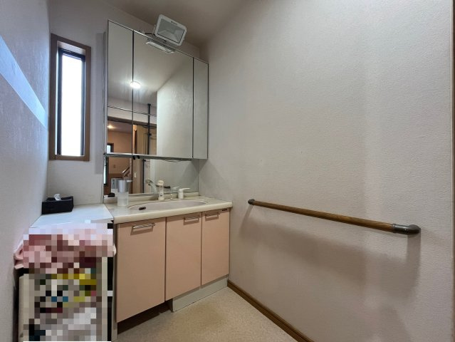 熊取町朝代西4丁目　中古戸建の独立洗面台|3面鏡のオシャレな洗面台でメイク用品や洗顔小物などをスッキリ収納。
幅が広く収納スペースが豊富です。